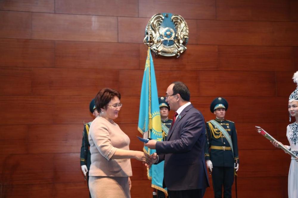 Нагрудным знаком  «За заслуги в развитии науки Республики Казахстан» награждена заведующая кафедрой стандартизации и сертификации Бахыткуль Байхожаева